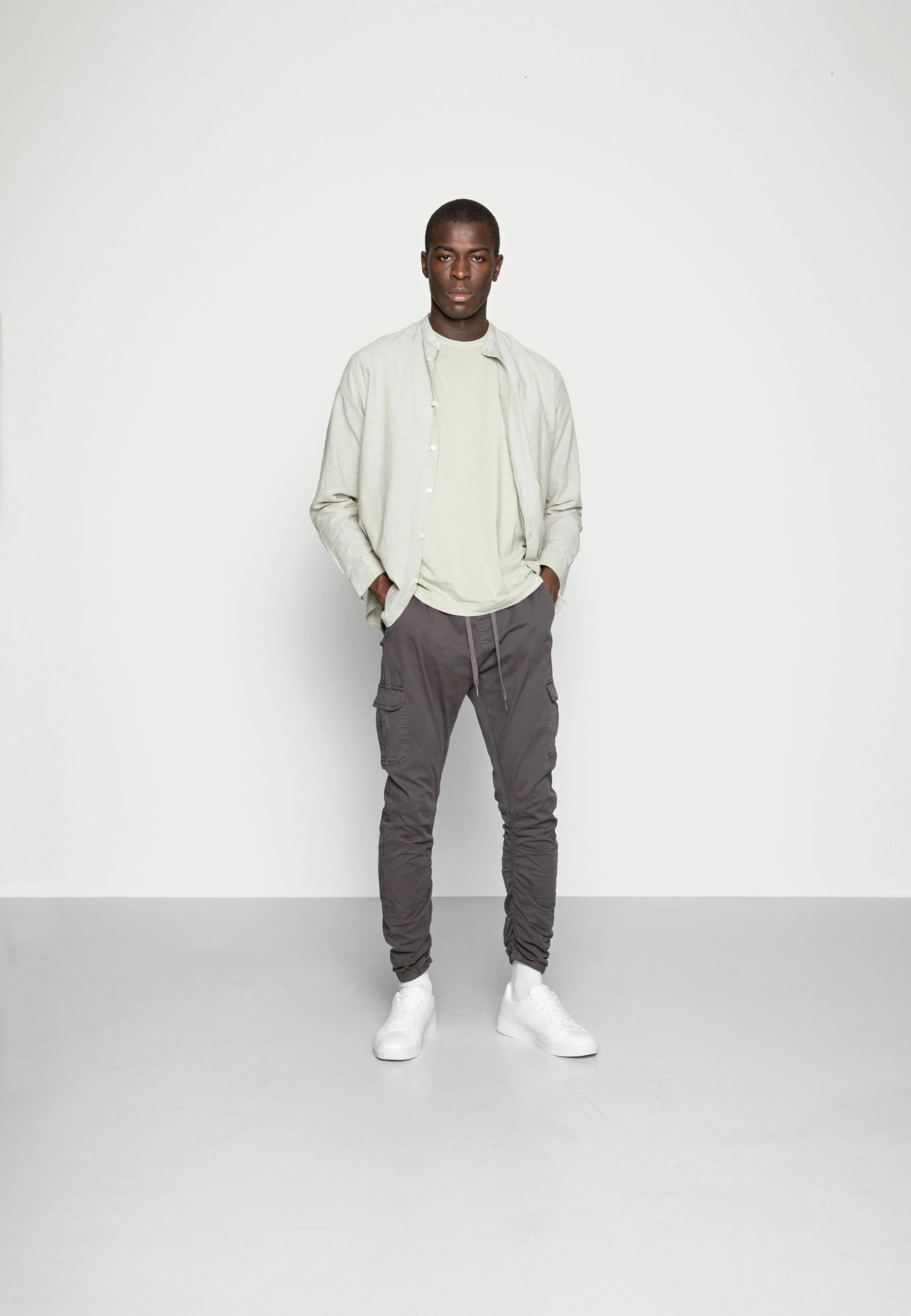 Indicode Jeans Lakeland - Cargobukse - Dark Grey 4 Indicode Jeans Lakeland - Cargobukse - Dark Grey - Bilde 2