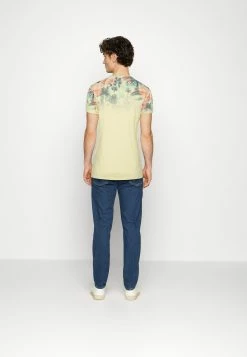 Indicode Jeans Palencia - T-Shirts Med Print - Pale Banana -Indicode Jeans Salgsbutikk d60ab4f6f95241eebab95327a2e6c97f
